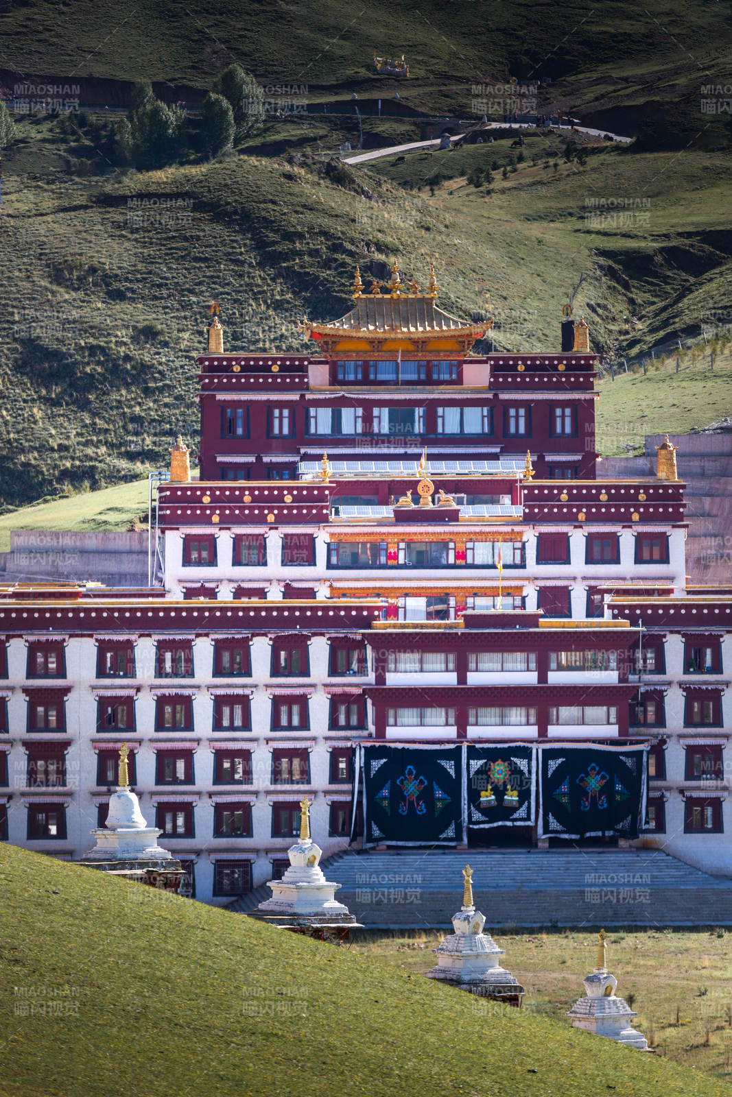 四川理塘藏式寺庙风光