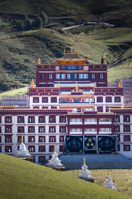 四川理塘藏式寺庙风光