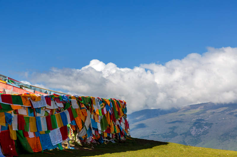 四川理塘经幡飘扬山巅