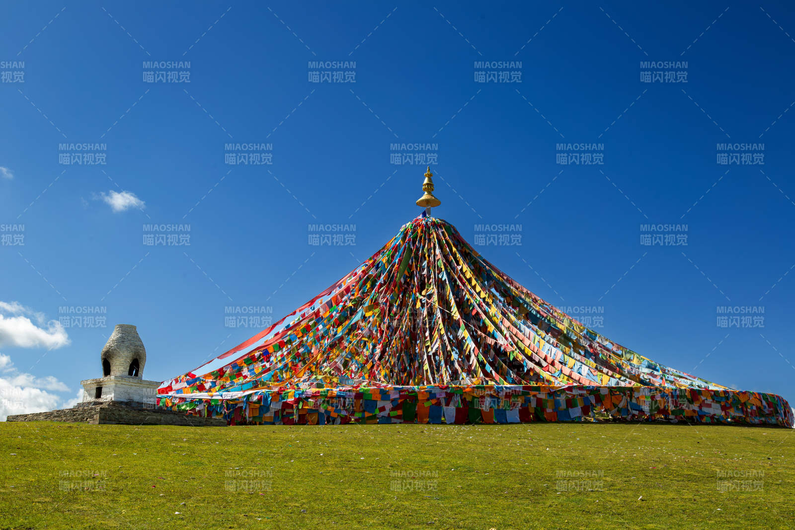 理塘彩旗飘扬的佛塔