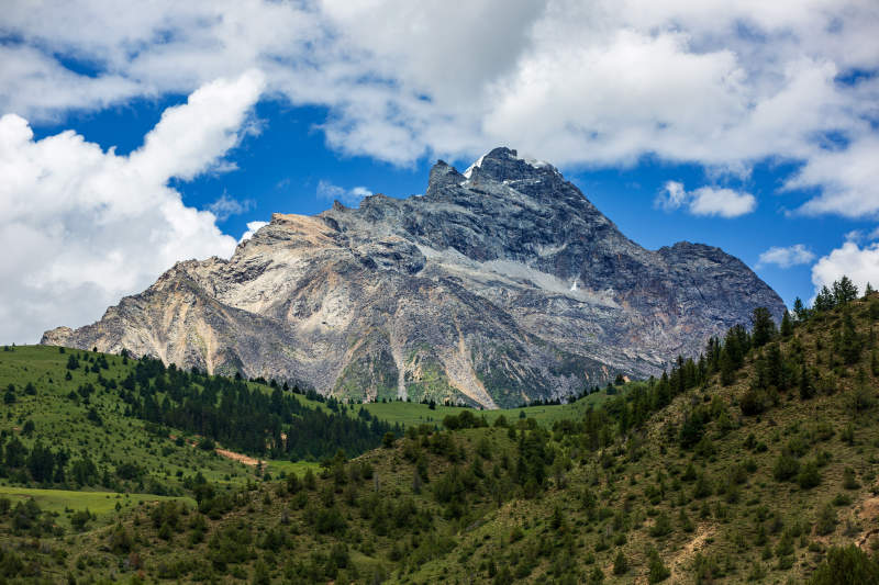 四川格聂巍峨山峰云海间