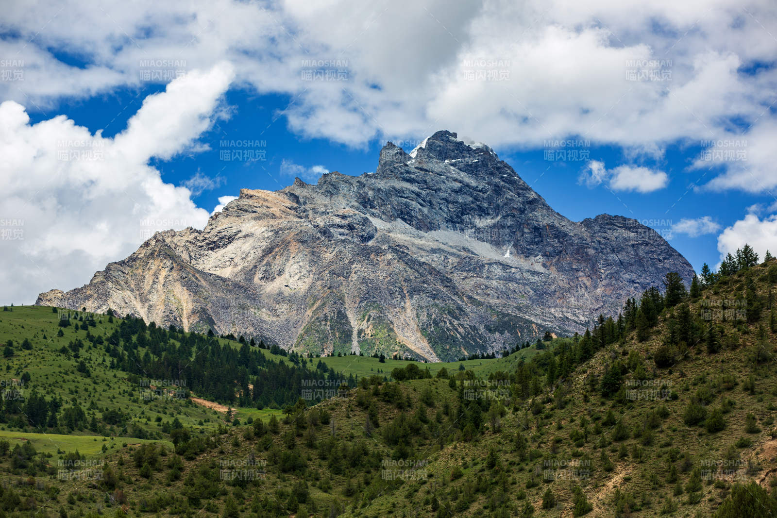 四川格聂巍峨山峰云海间