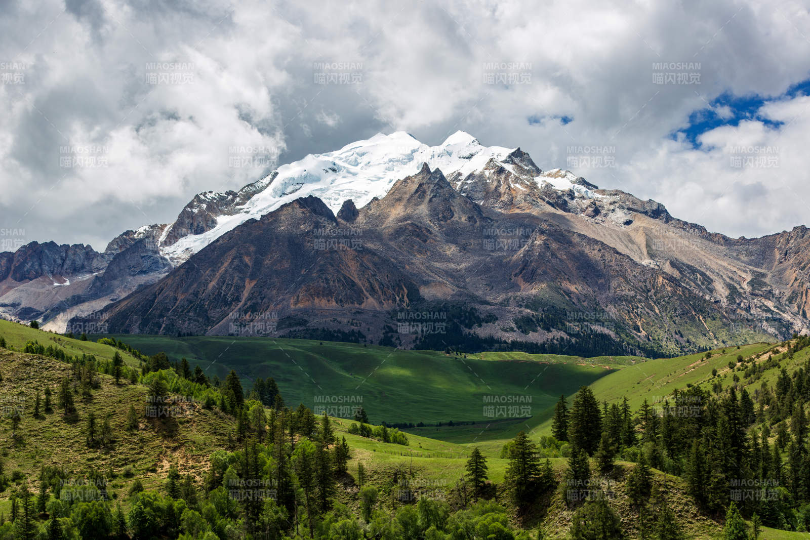 四川格聂雪山绿谷风光