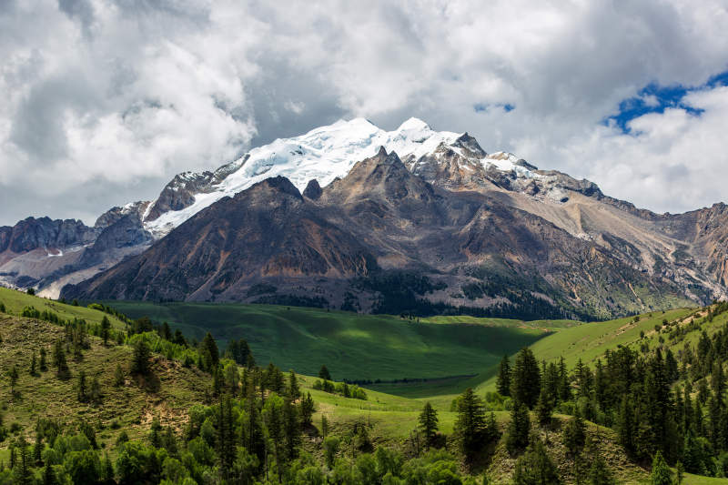 四川格聂雪山绿谷风光