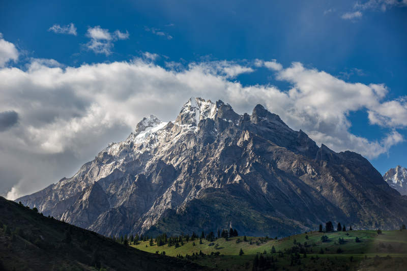 格聂雪山巍峨云绕峰
