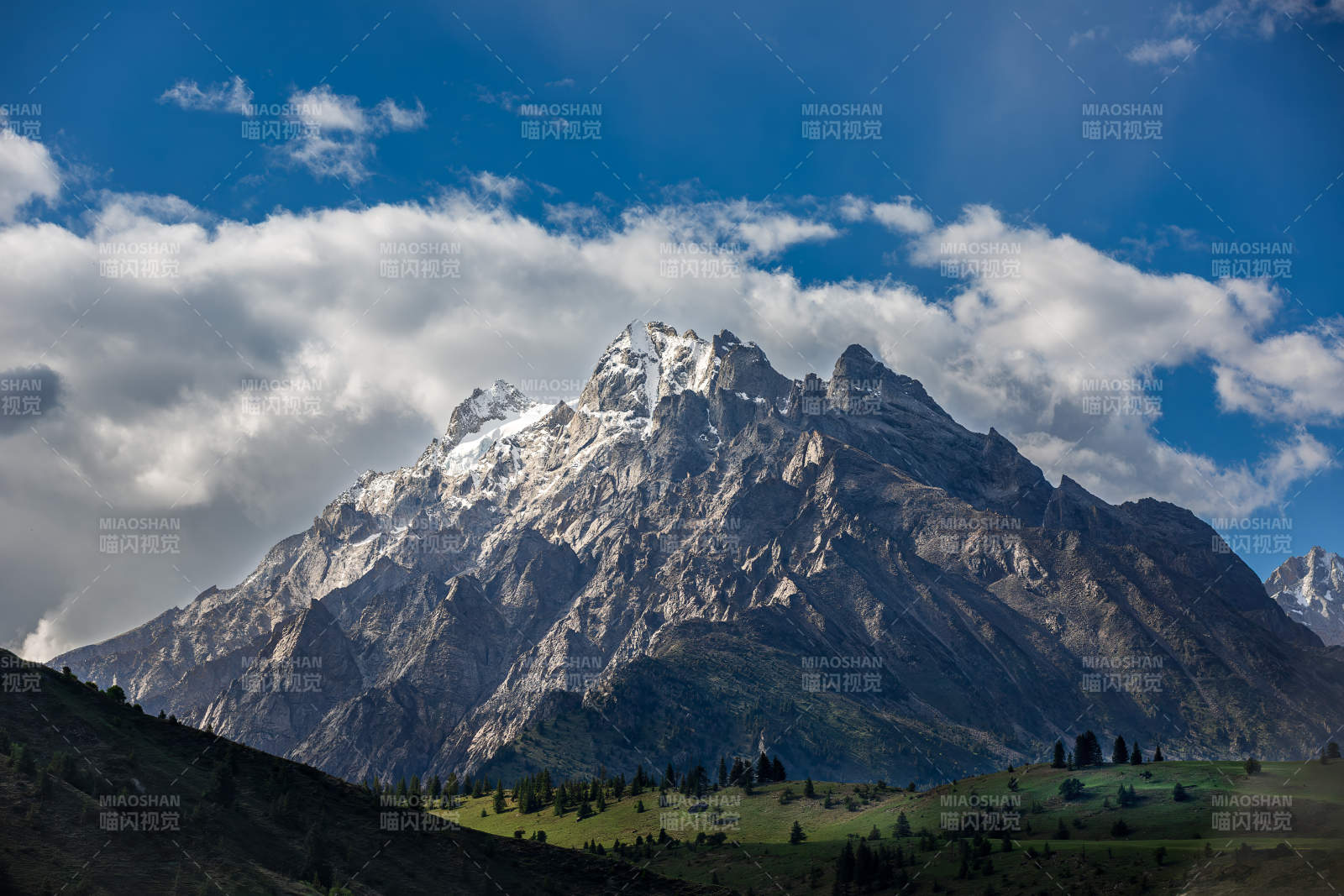 格聂雪山巍峨云绕峰