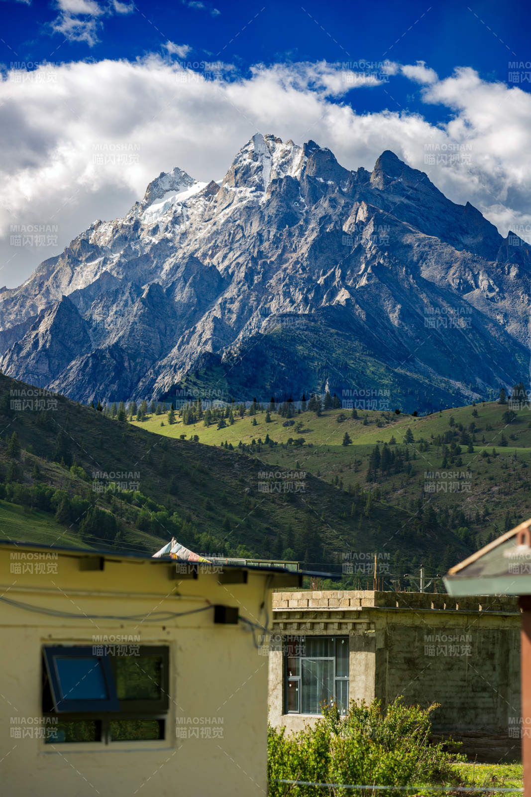 理塘格聂雪山下的宁静村落