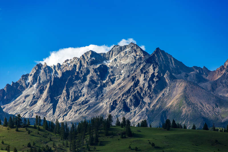四川格聂雪山巍峨 绿野如茵