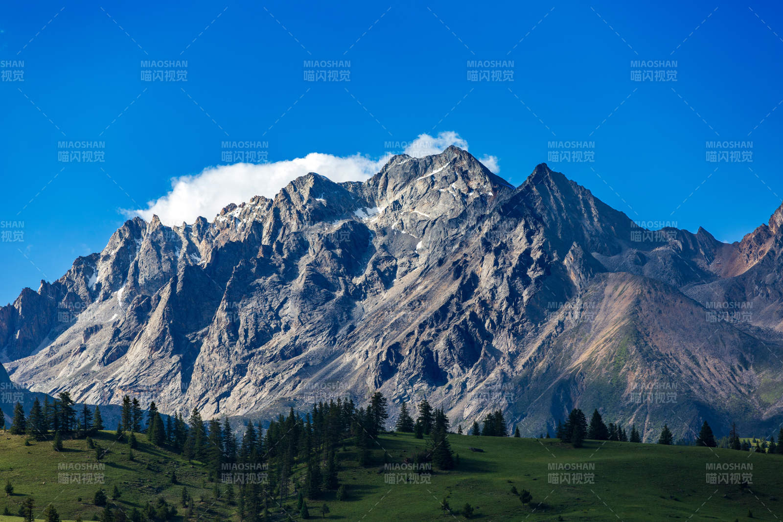 四川格聂雪山巍峨 绿野如茵