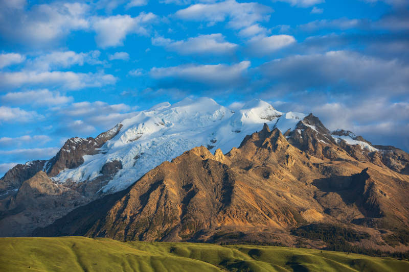 格聂雪山巍峨 云海翻腾