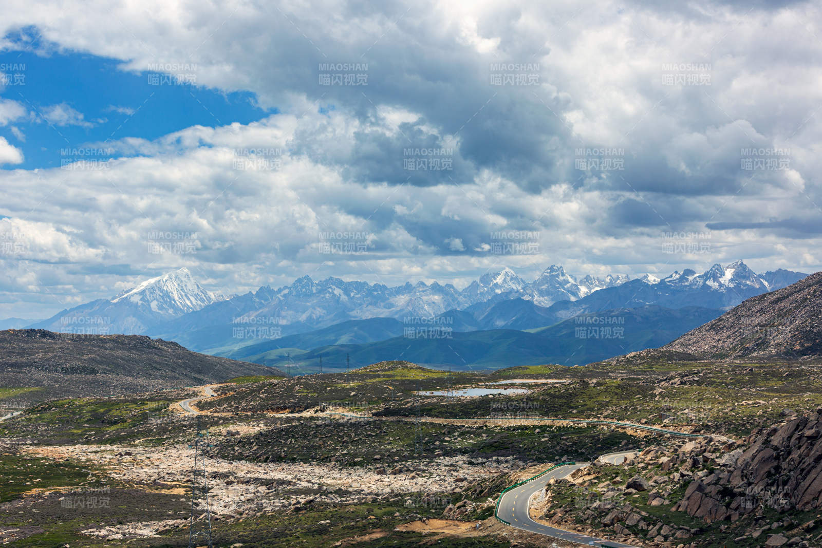四川格聂雪山下的蜿蜒公路