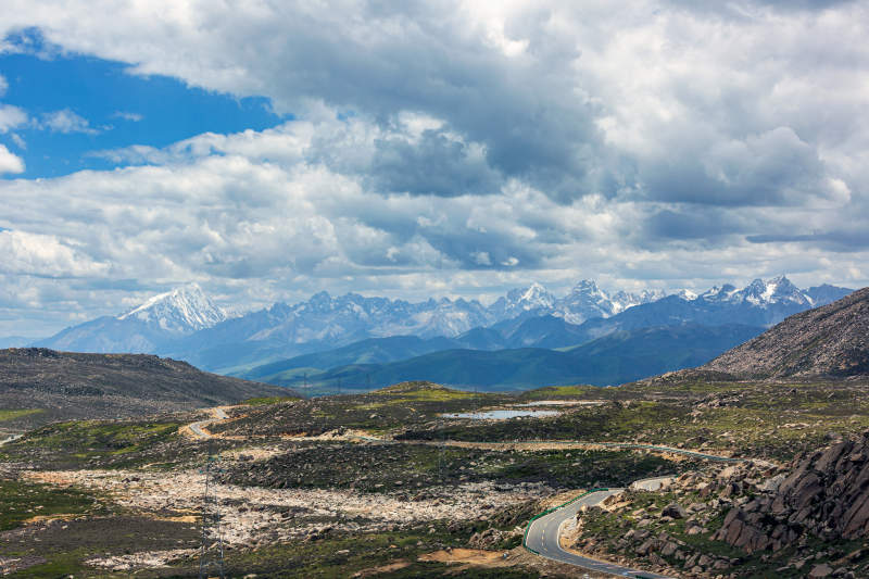 四川格聂雪山下的蜿蜒公路