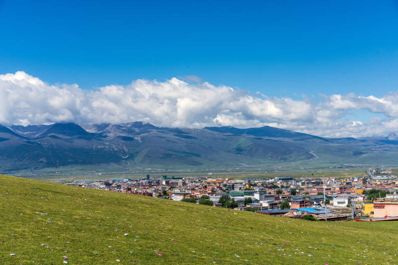 四川甘孜理塘高原城市风光