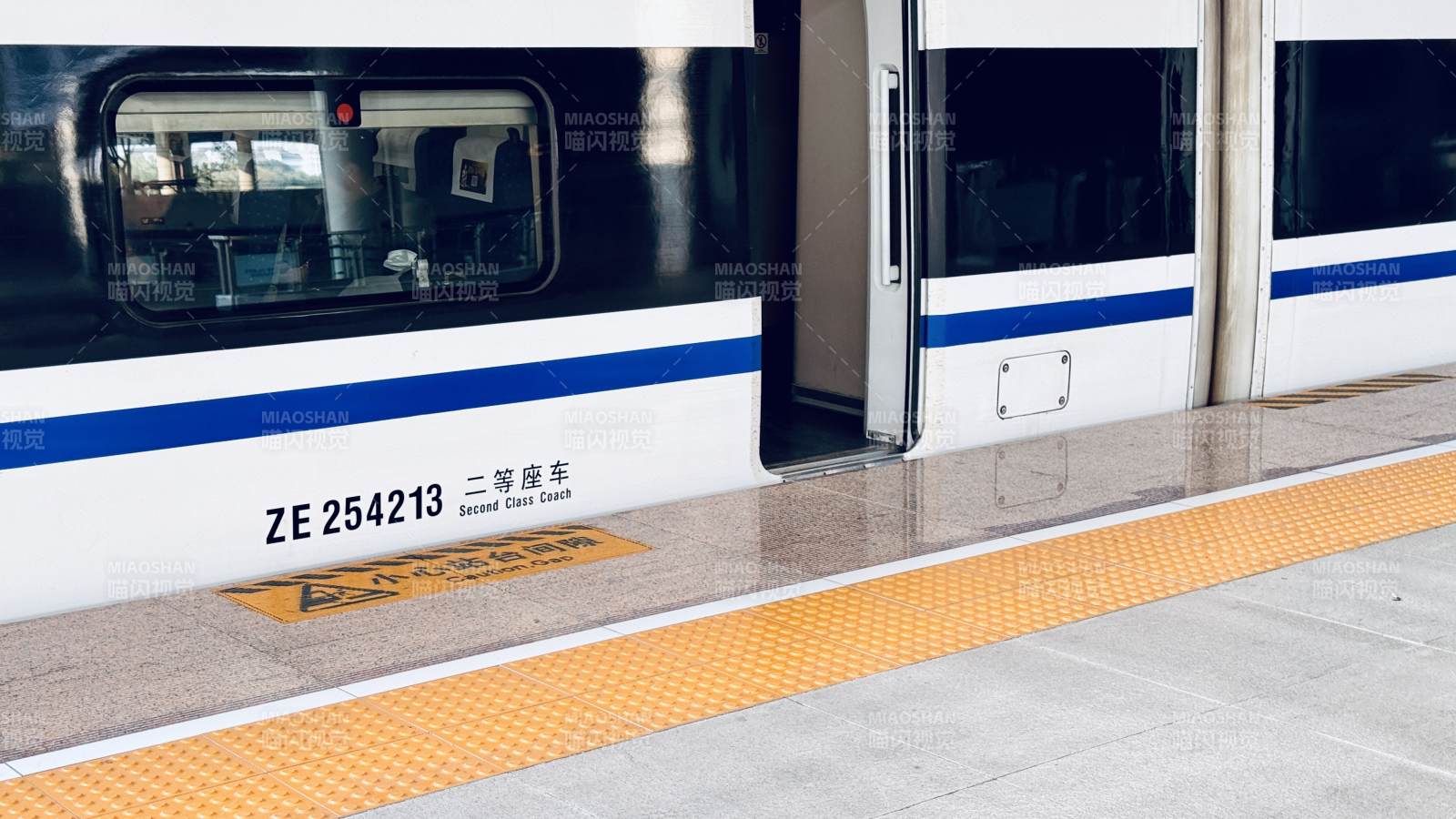 高铁站台候车场景