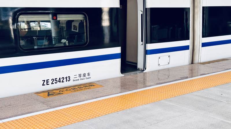 高铁站台候车场景