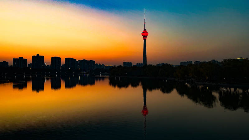 夕阳下的中央电视塔