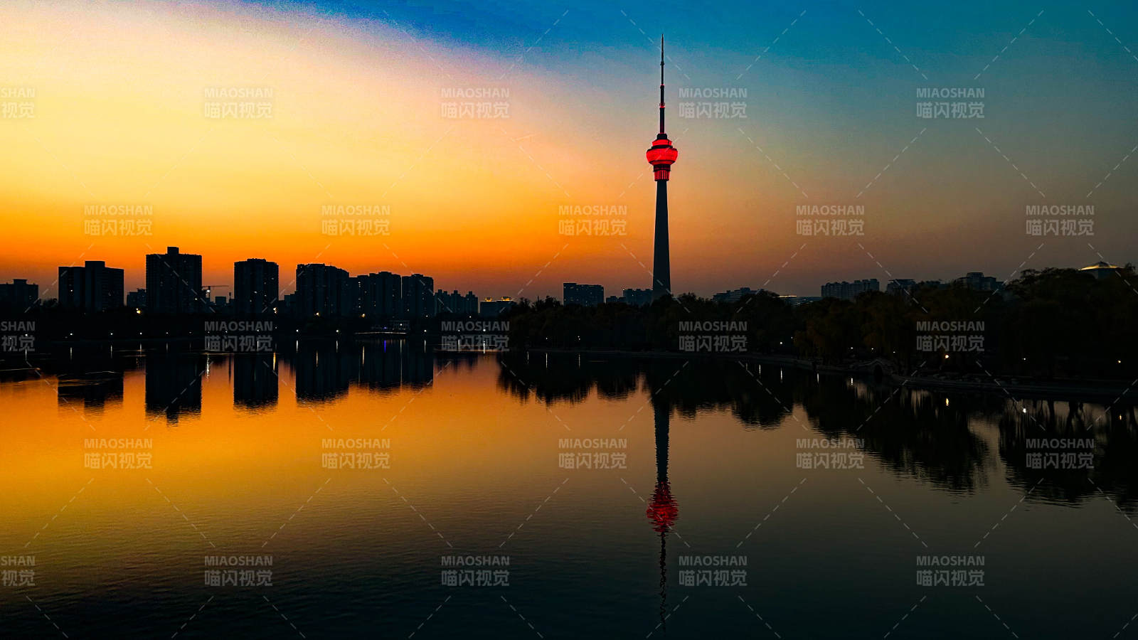 夕阳下的中央电视塔