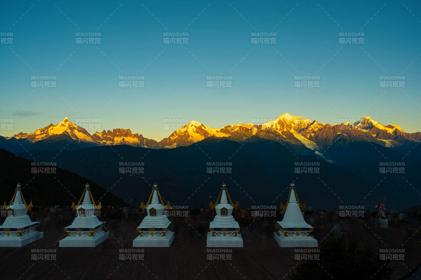 梅里雪山日出佛塔静谧