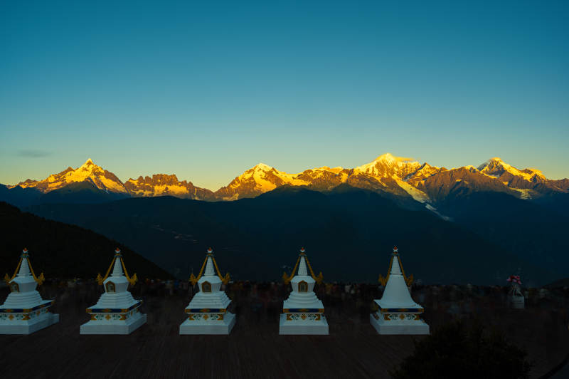 梅里雪山日出佛塔静谧