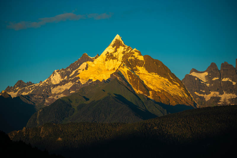 梅里雪山日照金山