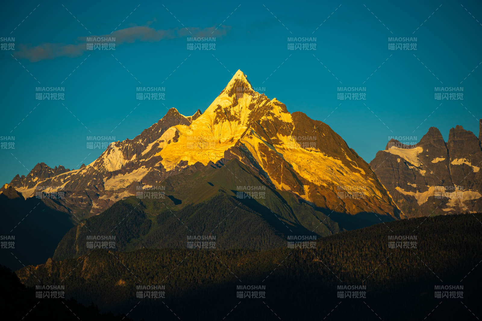 梅里雪山日照金山