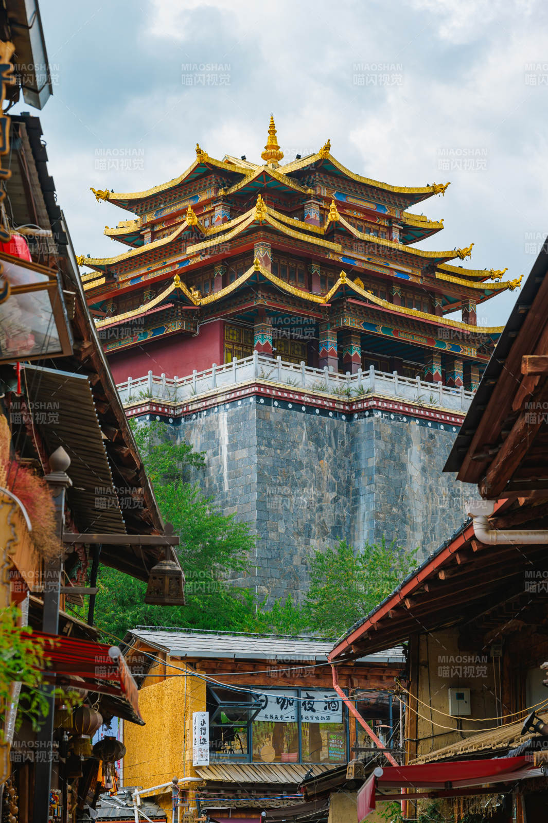 独克宗古塔巍峨映街巷