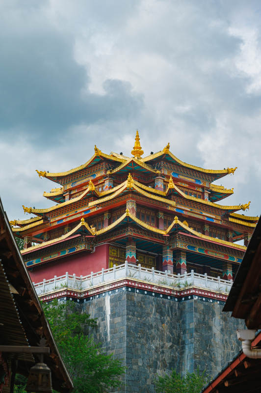 独克宗金顶古塔云中立