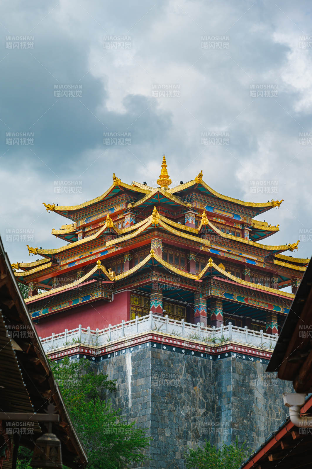 独克宗金顶古塔云中立