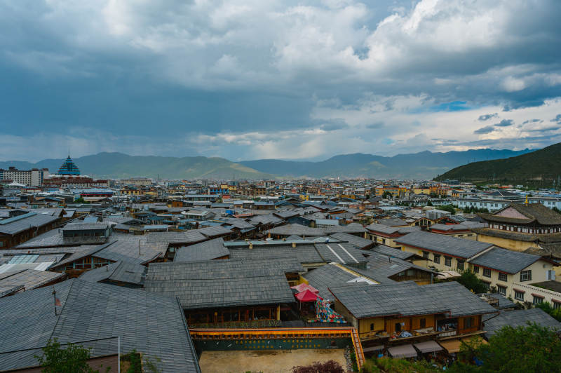 独克宗古城屋顶云影