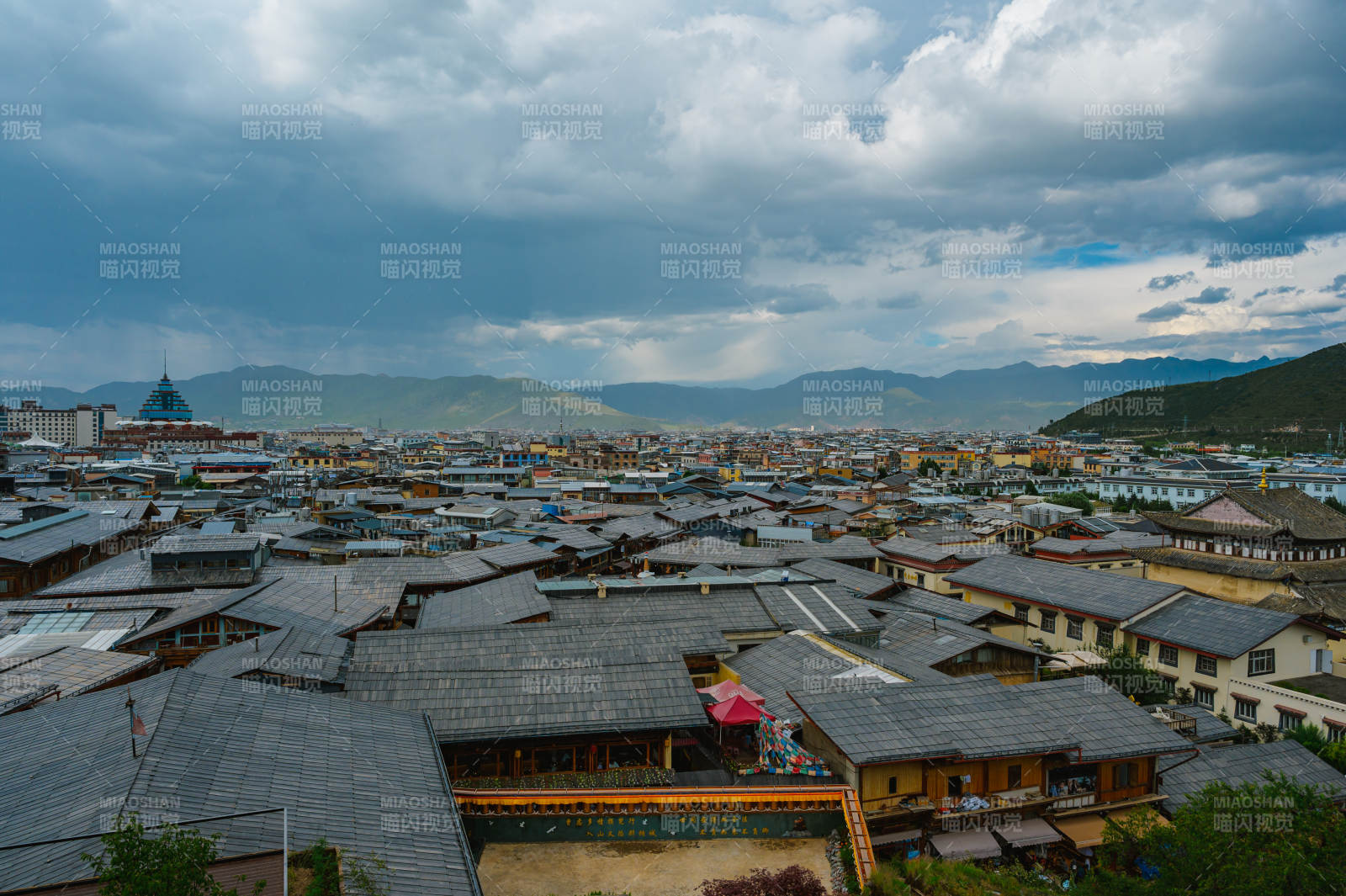 独克宗古城屋顶云影