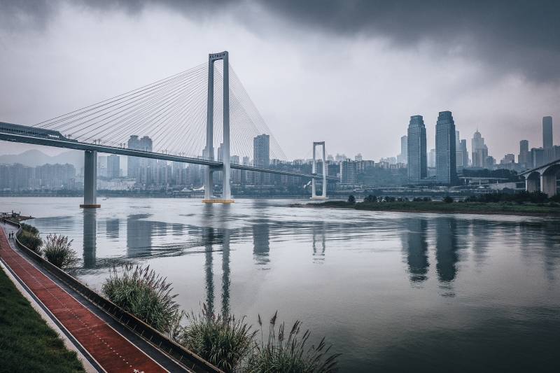 重庆南纪门大桥与长江国际同框