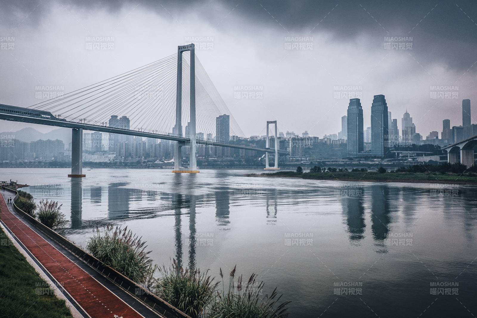 重庆南纪门大桥与长江国际同框