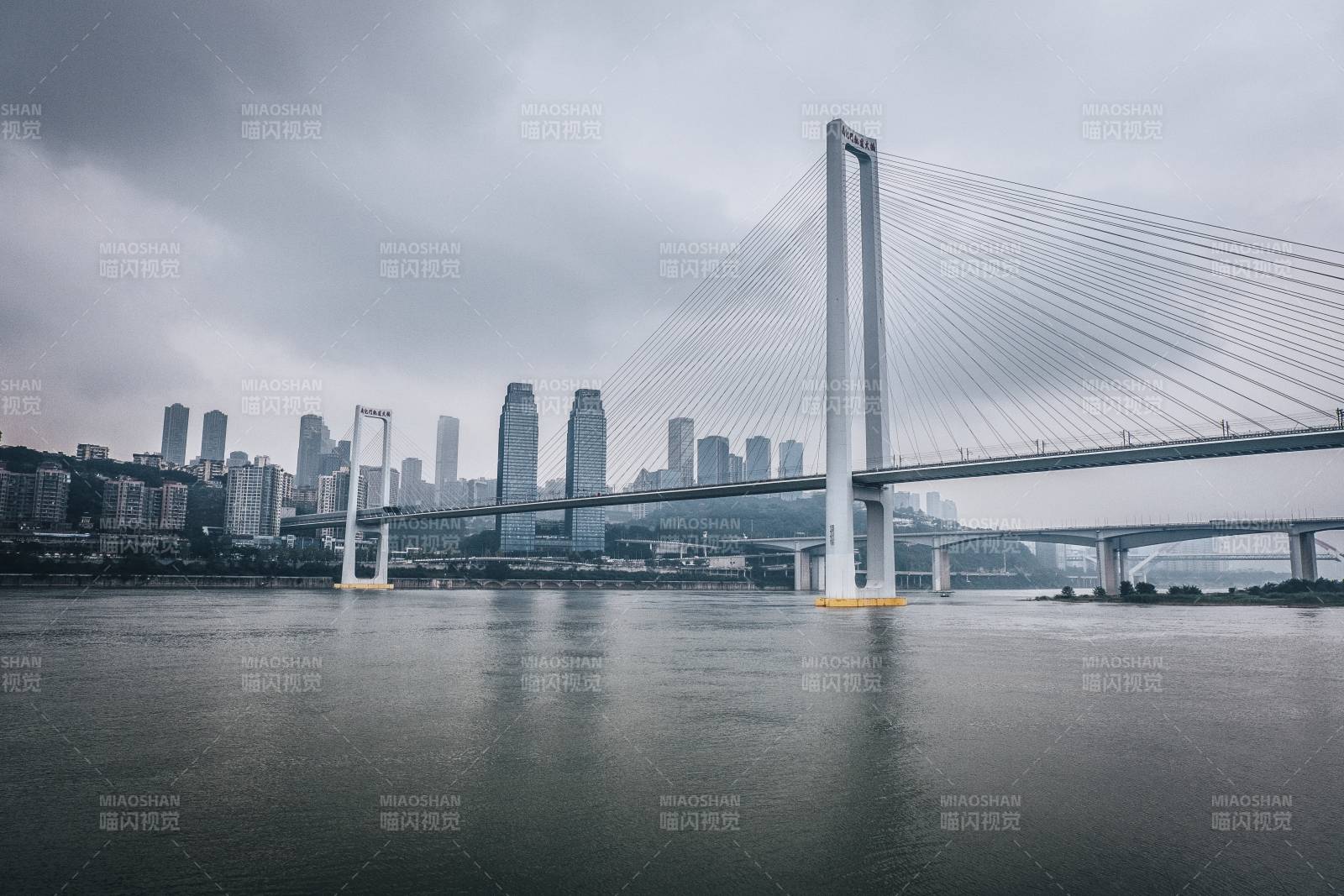 重庆南纪门大桥与长江国际同框