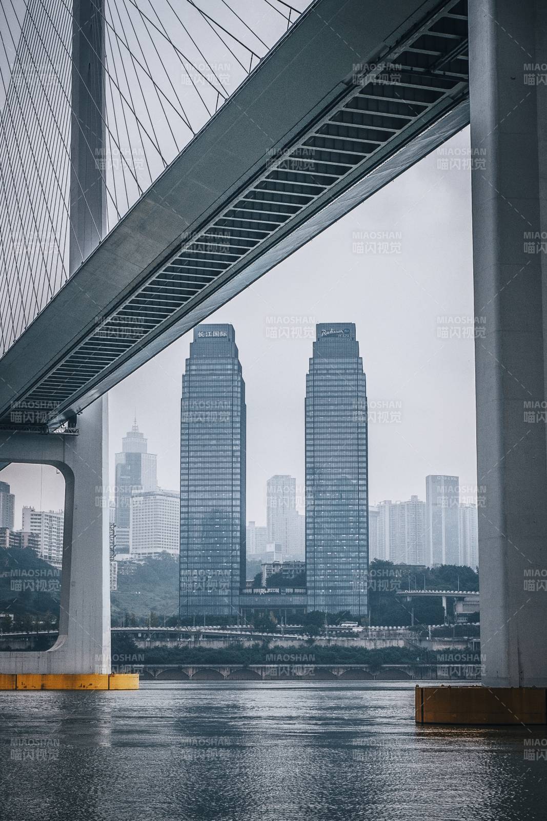 重庆南纪门大桥与长江国际同框