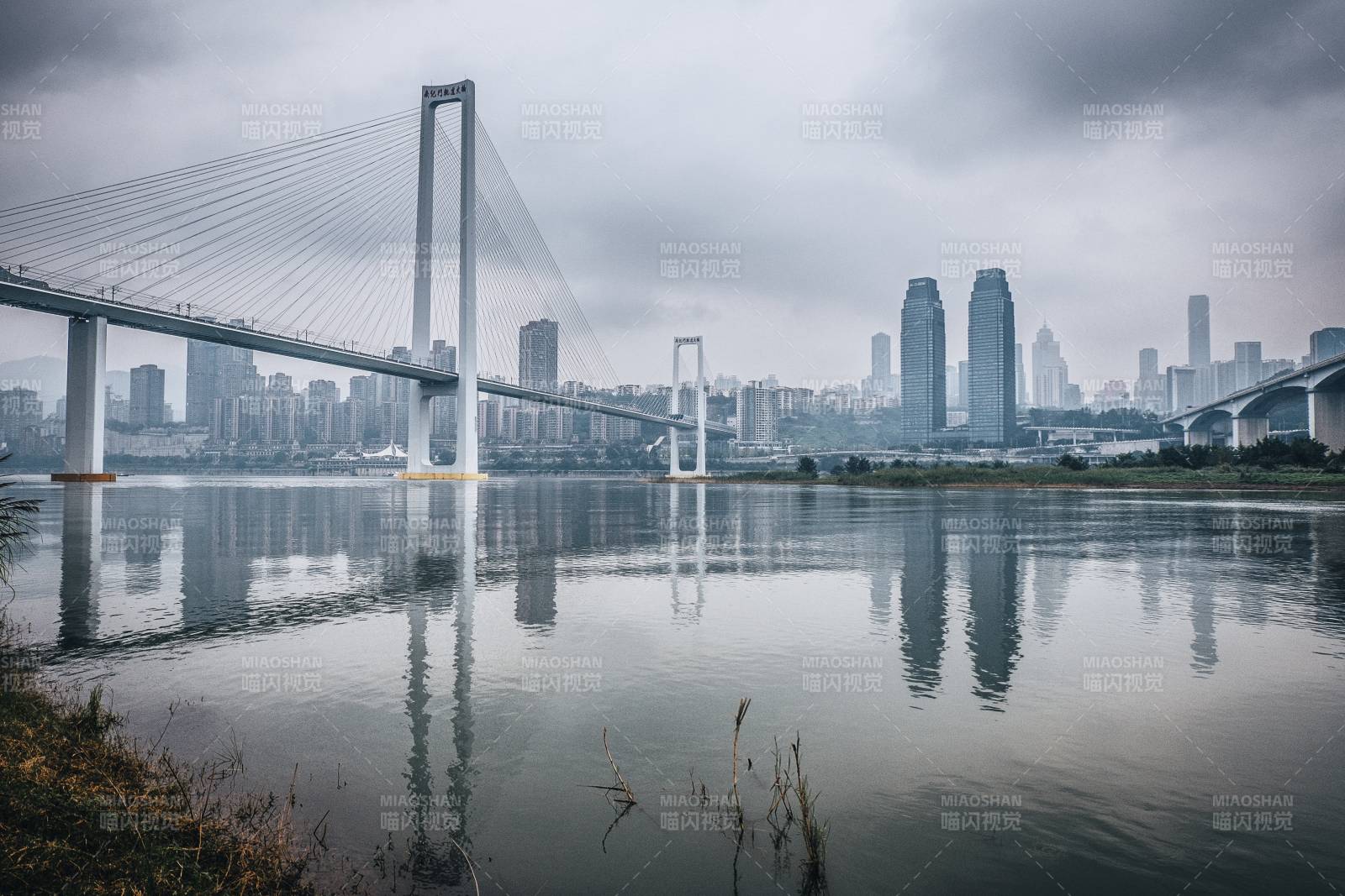 重庆南纪门大桥与长江国际同框