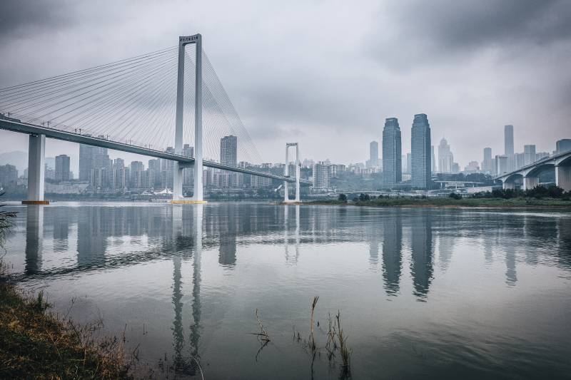 重庆南纪门大桥与长江国际同框