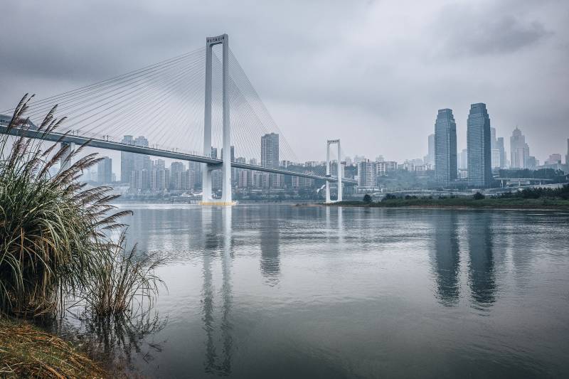 重庆南纪门大桥与长江国际同框