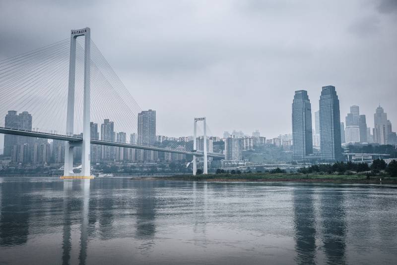 重庆南纪门大桥与长江国际同框