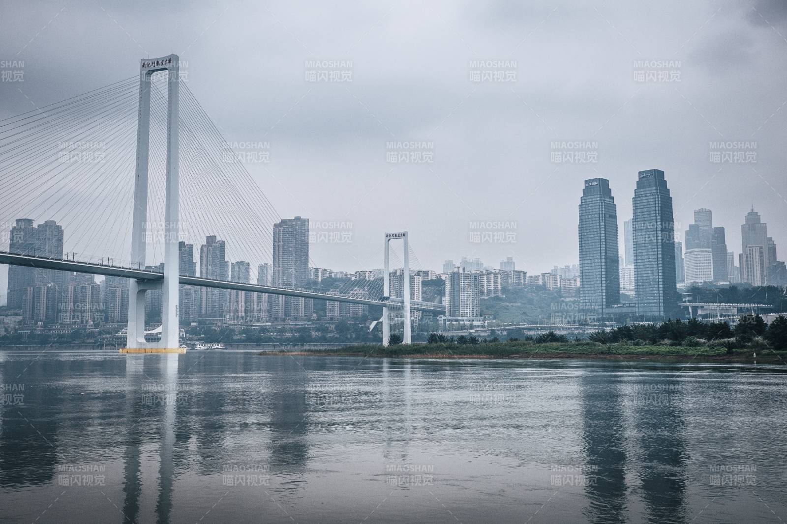 重庆南纪门大桥与长江国际同框