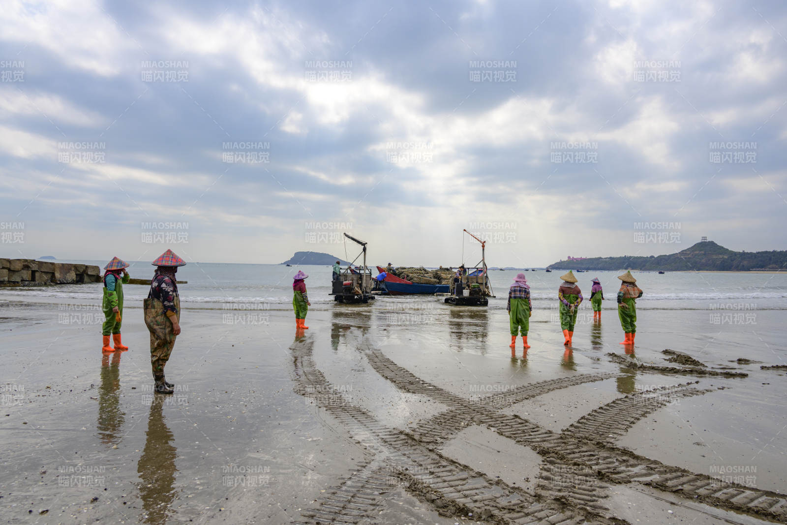 海灘上的漁民群像