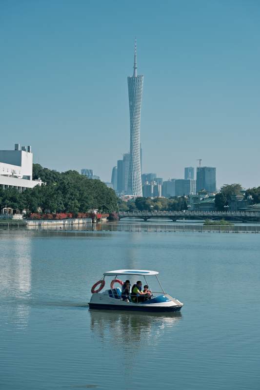 广州塔下湖上行舟