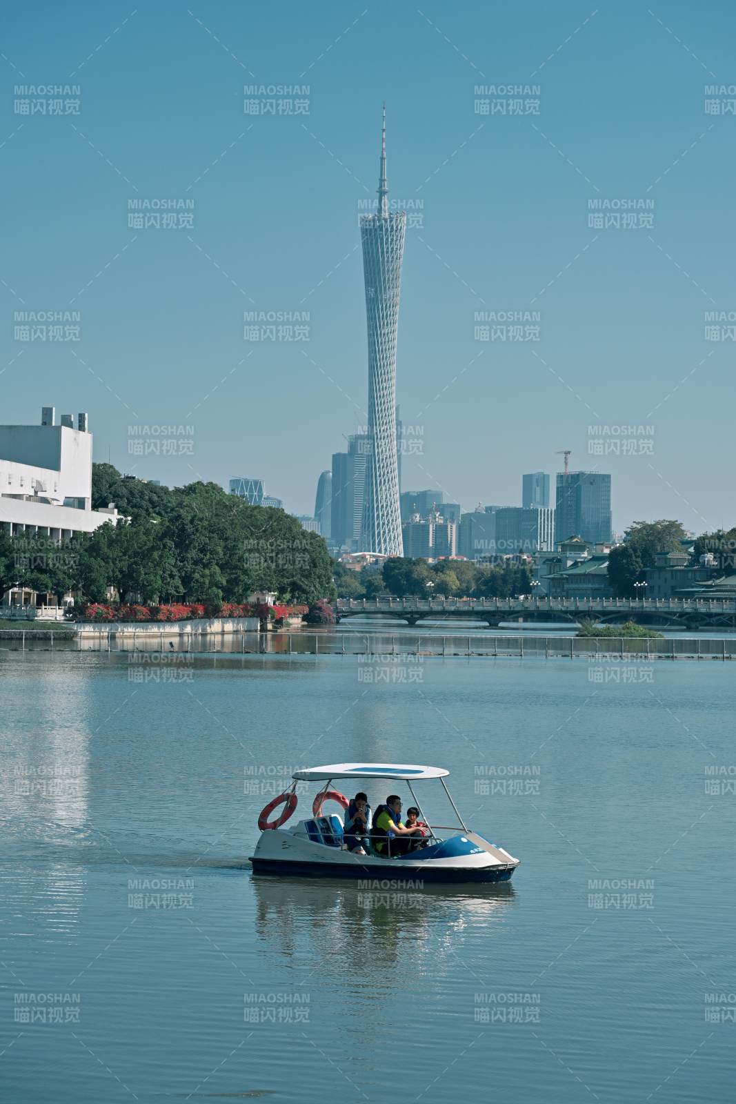 廣州塔下湖上行舟