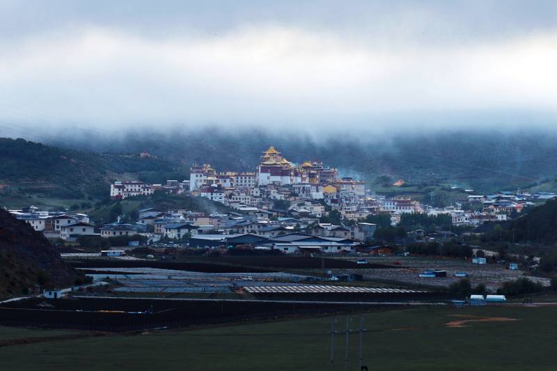 云雾缭绕的西藏布达拉宫