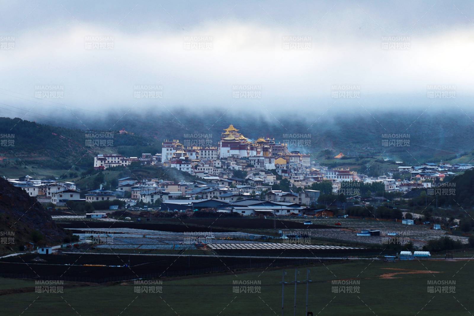 云雾缭绕的西藏布达拉宫