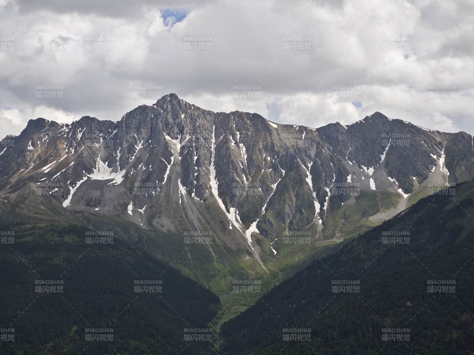 雪山巍峨云雾缭绕