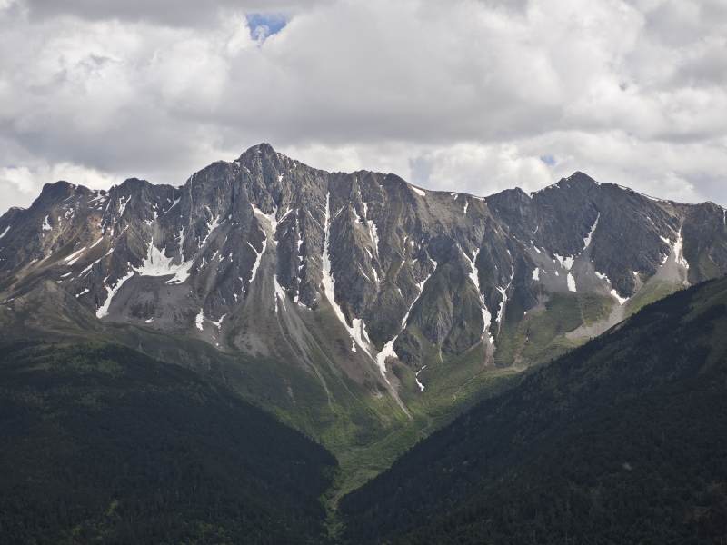 雪山巍峨云雾缭绕