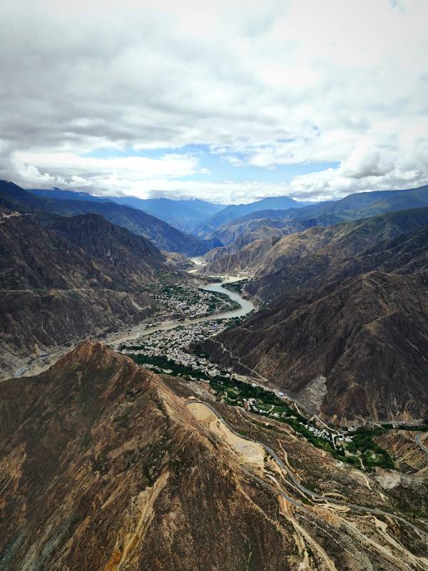 峡谷风光 云绕山间