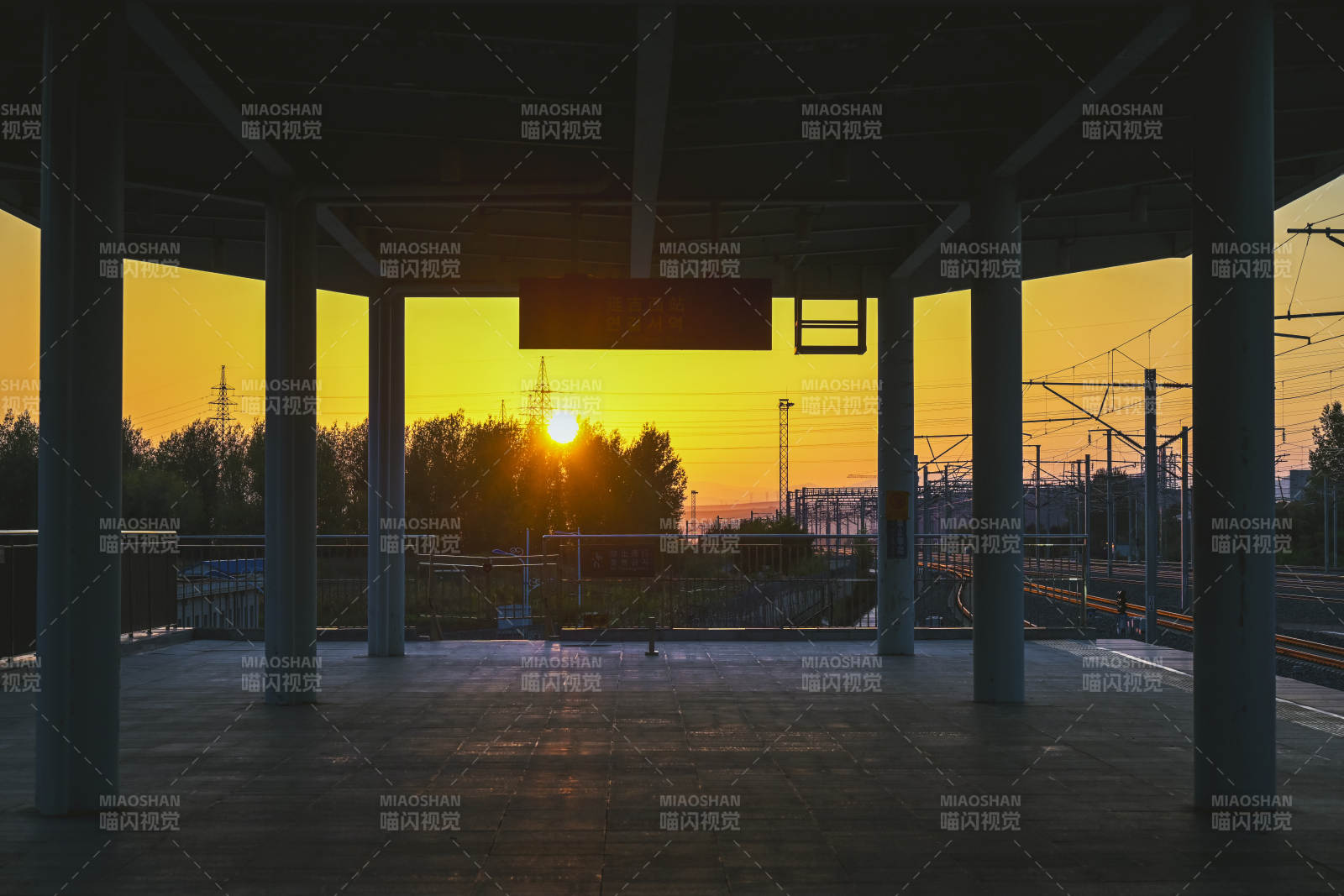 延吉西站站台日落美景