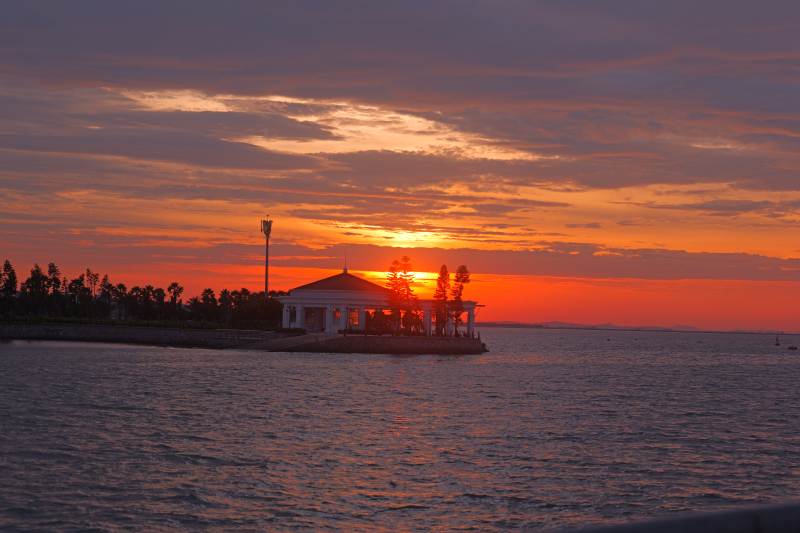 夕阳下的海边小屋（越南下龙湾）