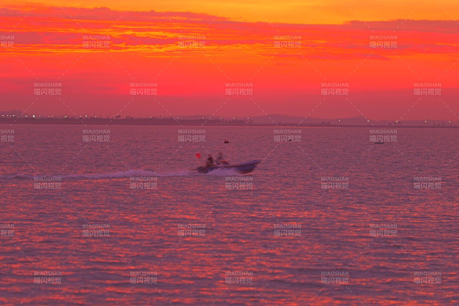 夕阳下的海钓船